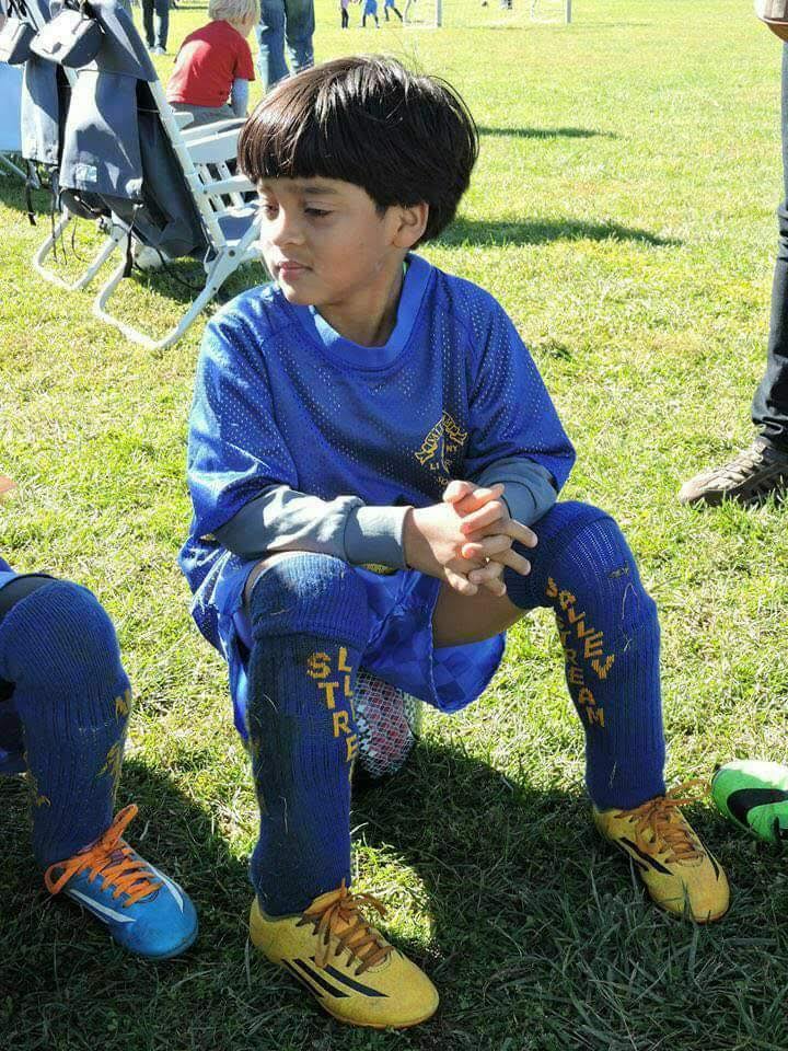Adrian sentado en el balon
